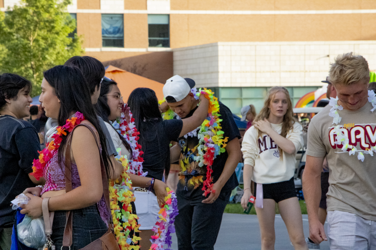 Ho’olokahi Polynesian Alliance (HPA) welcomes new students with a touch of Polynesian culture, passing out colorful leis. 

