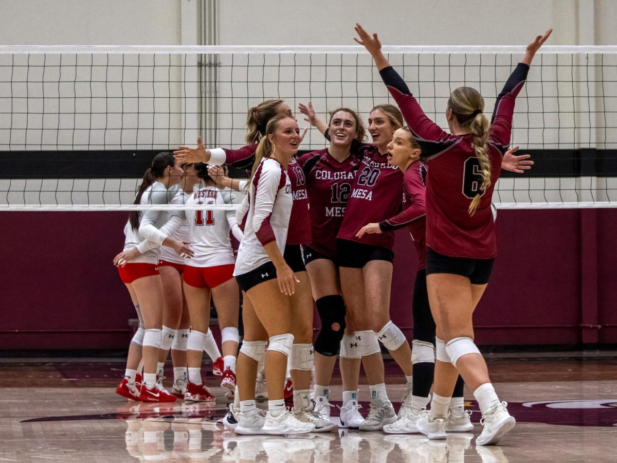 CMU volleyball players celebrate in a huddle during Tuesday’s match versus Western Colorado. The Mavs defeated the Mountaineers 3-0.
